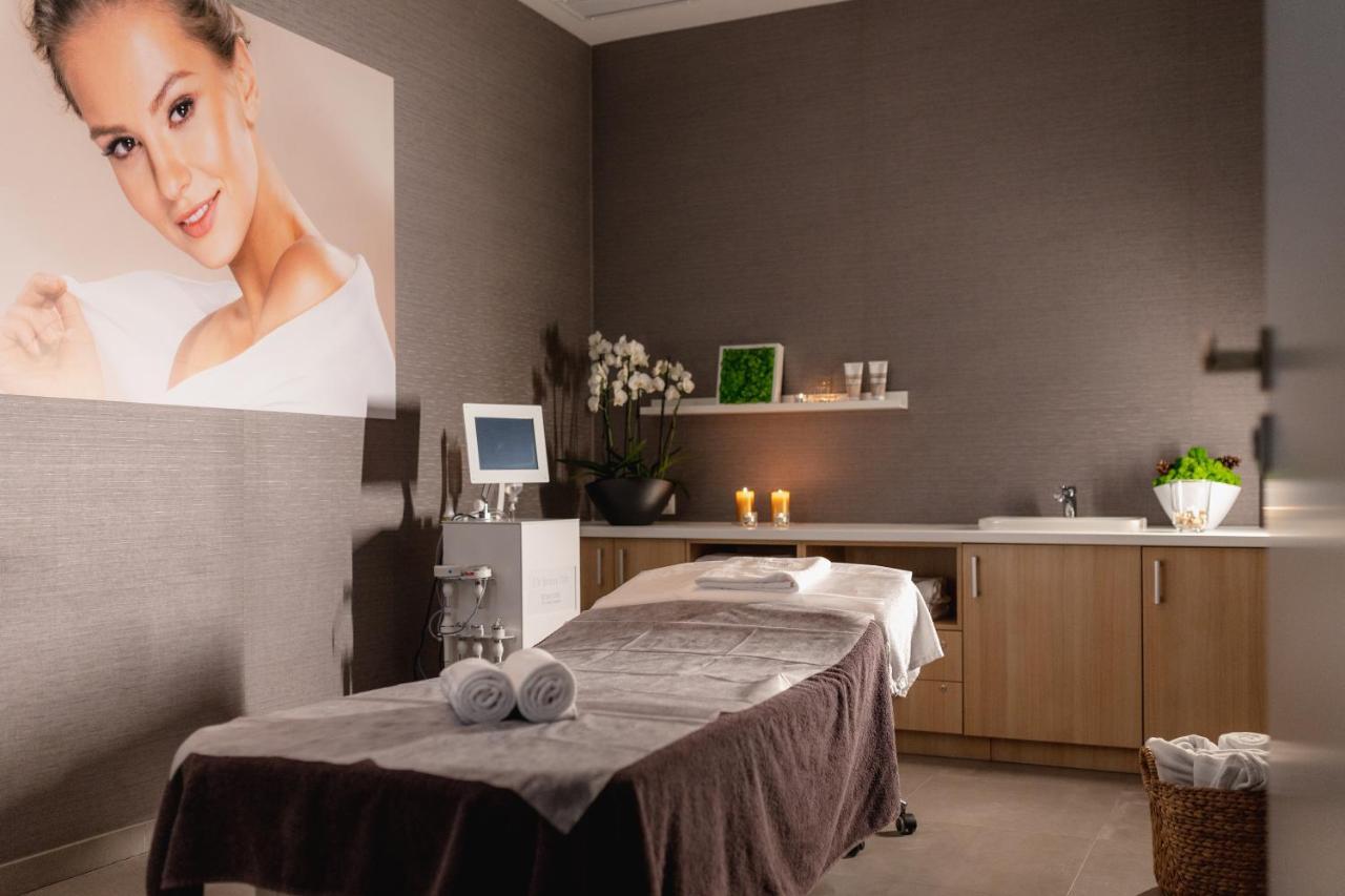 Platinum Mountain Hotel&Spa Шклярска Поремба Екстериор снимка A treatment room at a medical spa