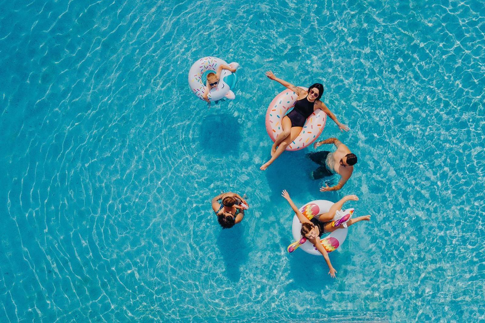 Platinum Mountain Hotel&Spa Шклярска Поремба Екстериор снимка Aerial view of people floating on inner tubes in a swimming pool