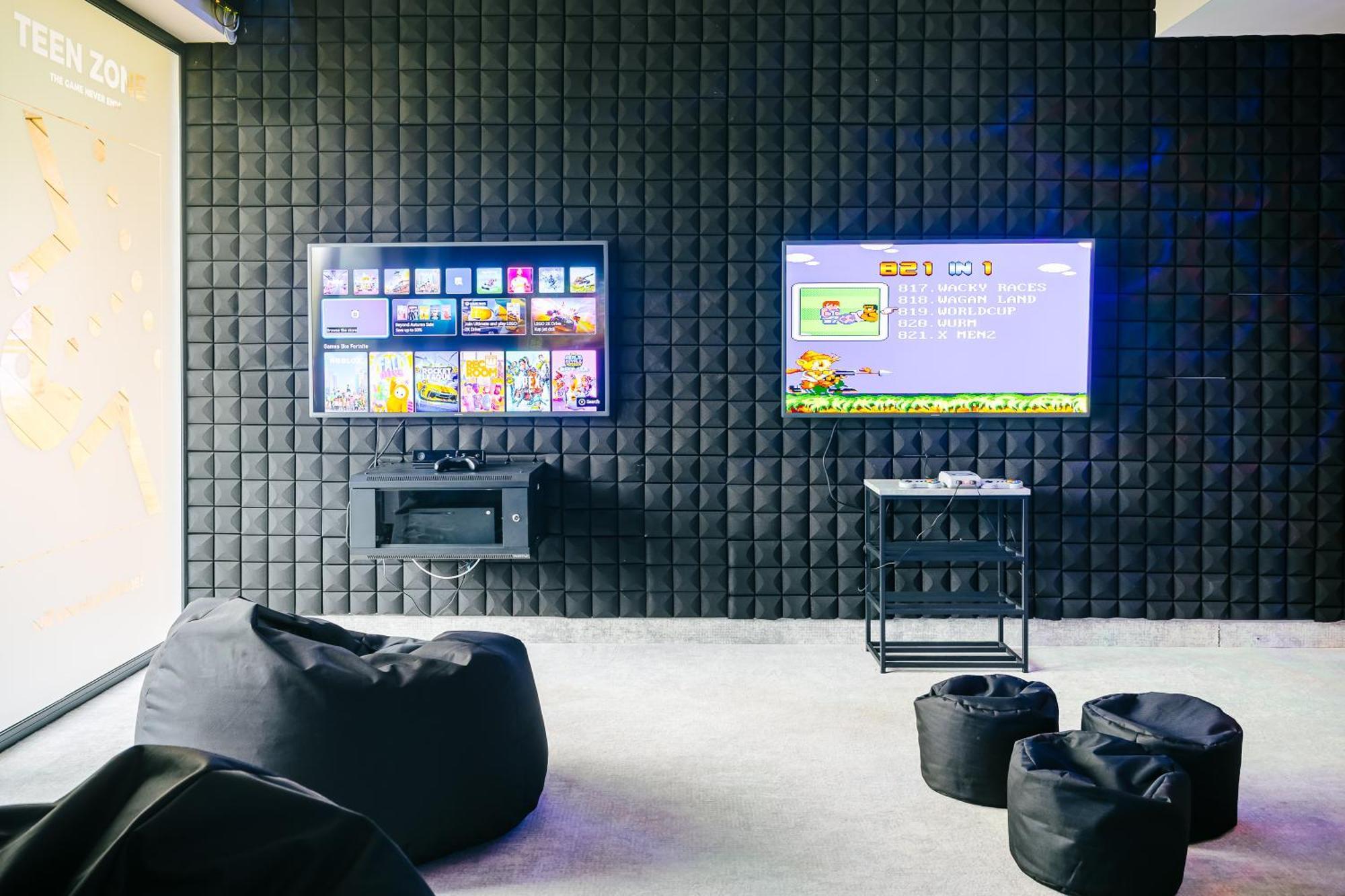 Platinum Mountain Hotel&Spa Шклярска Поремба Екстериор снимка The Xbox Game Lounge at the 2019 Consumer Electronics Show
